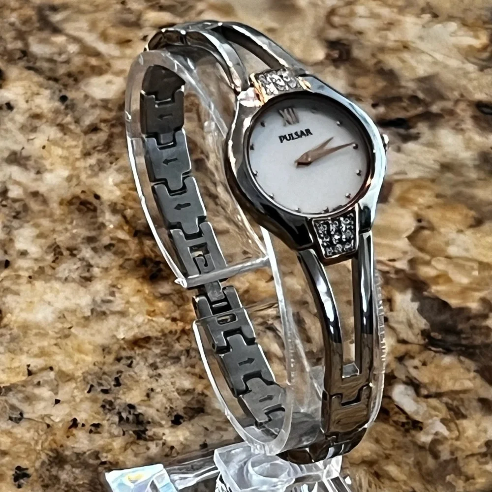 Pulsar by Seiko NIB Small Petite Round Silver Gold Ladies Watch Working